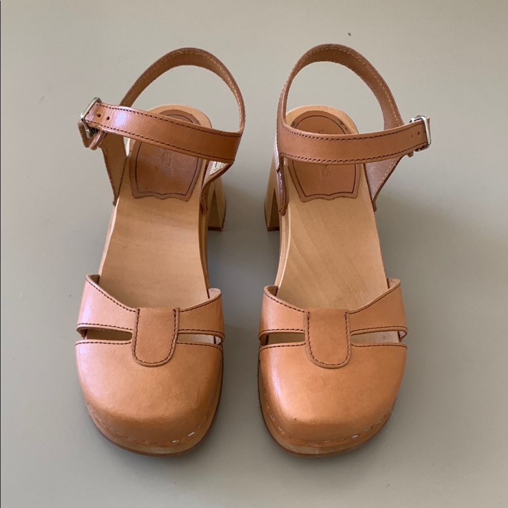 Swedish Hasbeens Closed-toe Clogs in Nature size 37
